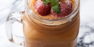 Beitragsbild des Blogbeitrags Mango Smoothie mit Banane, Datteln und Maca