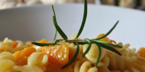 Beitragsbild des Blogbeitrags FOOD // HELLO HERBST. SCHNELLE PASTA MIT KÜRBIS & ROSMARIN