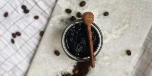 Beitragsbild des Blogbeitrags DIY Kaffeepeeling . Nachhaltig und einfach selbst gemacht
