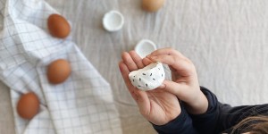 Beitragsbild des Blogbeitrags DIY // EIERBECHER AUS TON MIT KINDERN MACHEN