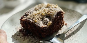 Beitragsbild des Blogbeitrags REZEPT // SAFTIGER SCHOKO KIRSCH KUCHEN MIT STREUSELN