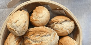 Beitragsbild des Blogbeitrags FOOD // MEIN REZEPT FÜR SCHNELLE BRÖTCHEN + HEFEERSATZ TIPP