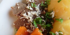 Beitragsbild des Blogbeitrags Bio Rindfleisch, Kren, Erdäpfel und Karotten – Krenfleisch 