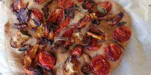 Beitragsbild des Blogbeitrags Vollkornfladen mit getrockneten Paradeisern und buntem Salbei, mit Weintipp!