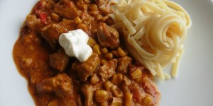 Beitragsbild des Blogbeitrags Scharfe Schweinefleischpfanne mit Mais und Paprika
