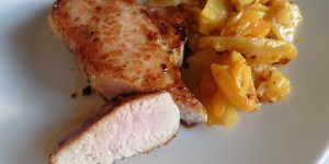 Beitragsbild des Blogbeitrags Kotelett mit Erdäpfel-Kürbis Auflauf mit Rosmarin