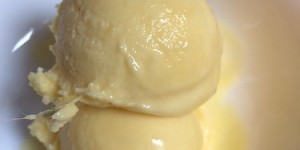 Beitragsbild des Blogbeitrags Apfel – Birnen Kuchen mit hausgemachtem Mango Milch Eis