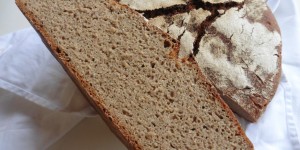 Beitragsbild des Blogbeitrags World Bread Day 2016 – Reines Sauerteigbrot ohne Hefe aus dem Gusseisernen Topf