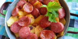 Beitragsbild des Blogbeitrags Krompirača sa kobasicama – Serbischer Kartoffelkuchen mit Wurst 