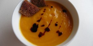 Beitragsbild des Blogbeitrags Karottensuppe mit Ingwer und steirischem Kürbiskernöl 