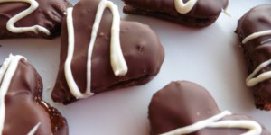 Beitragsbild des Blogbeitrags Rezension: Plätzchen & Stollen von Bernd Neuner