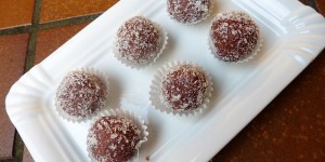 Beitragsbild des Blogbeitrags Rumkugeln mit Amarenakirsche- meine weihnachtliche Blogtradition