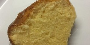 Beitragsbild des Blogbeitrags Fluffig – flauschiger Zitronenguglhupf mit Zitronenguss