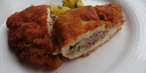 Beitragsbild des Blogbeitrags Gefülltes Hühnerschnitzel mit Petersilerdäpfel