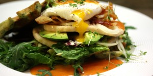 Beitragsbild des Blogbeitrags Schlemmer Waffel mit Rucola, Schnitzelfleisch und pochiertem Ei 