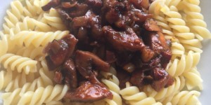 Beitragsbild des Blogbeitrags Kochen ohne Fix Packerl: Hausgemachte Jägersauce 