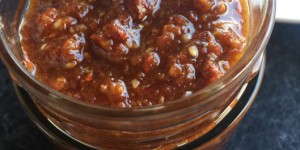 Beitragsbild des Blogbeitrags Scharf, schärfer am schärfsten – Pesto Rosso mit Chili Olivenöl und Walnüssen