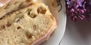 Beitragsbild des Blogbeitrags Die Susi feiert Geburtstag! Zitronen Rhabarberkuchen mit Zitronenguss 