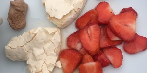 Beitragsbild des Blogbeitrags Baiser-Herzen mit marinierten Erdbeeren und Schokoladenmousse