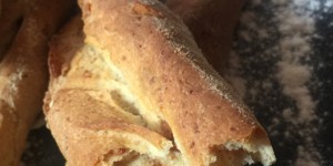 Beitragsbild des Blogbeitrags Knusperstangerln mit Grammeln