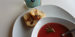 Beitragsbild des Blogbeitrags Genuss in rot-weiß-rot: Paradeissuppe mit Gin und Rosmarin