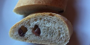 Beitragsbild des Blogbeitrags Selbstgemacht schmeckt es einfach besser: Olivenbaguette