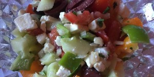 Beitragsbild des Blogbeitrags Sommerlicher Salat mit Feta und schwarzen Oliven
