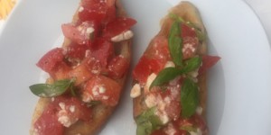 Beitragsbild des Blogbeitrags Bruschetta aus Olivenbaguette mit Paradeiser