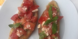 Beitragsbild des Blogbeitrags Bruschetta aus Olivenbaguette mit Paradeiser 