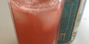 Beitragsbild des Blogbeitrags Longdrink: Erdbeer Limes, Gin, Eis, Sprudelwasser 