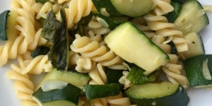 Beitragsbild des Blogbeitrags Pasta mit Zucchini und Mangold