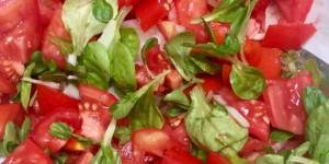 Beitragsbild des Blogbeitrags Vom Garten auf den Mittagstisch: Zucchini, Paprika, Mangold – Hühnerbrust – Basilikumbutter