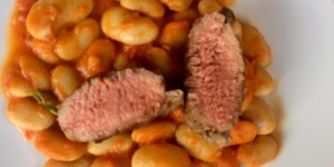 Beitragsbild des Blogbeitrags Feuerbohnen in Paradeissauce mit Bio Lammfilet