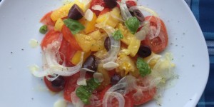 Beitragsbild des Blogbeitrags Vom Garten auf den Teller: Paradeissalat mit Oliven
