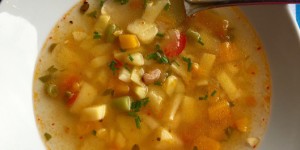 Beitragsbild des Blogbeitrags #heimischesSuperfood – Gemüsesuppe frisch aus dem Garten