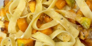Beitragsbild des Blogbeitrags Restlküche: Pasta mit gebratenem Kürbis und Käseresten 