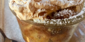 Beitragsbild des Blogbeitrags Genuss in Rot – Weiß – Rot im Herbst: Scheiterhaufen mit Apfel und Häubchen