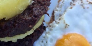 Beitragsbild des Blogbeitrags Soulfood zum 5. Bloggeburtstag – Blunze, Erdäpfel, Sauerkraut und Spiegelei