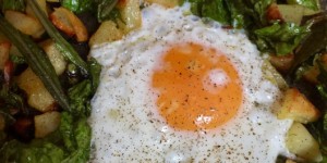 Beitragsbild des Blogbeitrags Knusprige Erdäpfel mit Mangold und Spiegelei