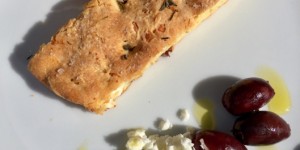 Beitragsbild des Blogbeitrags Dalmatinisches Fetabrot mit Oliven 