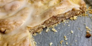 Beitragsbild des Blogbeitrags Gedeckter Apfel-Birnenmuskuchen mit Birnenstücken und Zuckerguss