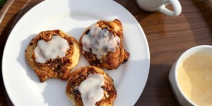 Beitragsbild des Blogbeitrags Topfenblätterteigschnecken mit Mandeln, Schokolade und Zuckerguss