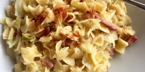 Beitragsbild des Blogbeitrags Krautfleckerl mit Speck – Soulfood vom Feinsten 