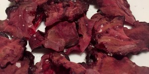Beitragsbild des Blogbeitrags Rote Rüben Chips mit Fleur de Sel und Olivenöl