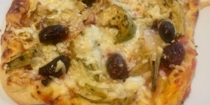 Beitragsbild des Blogbeitrags Vegetarische Pizza mit Chili im Teig, Ziegenkäse und Knoblauchrand 