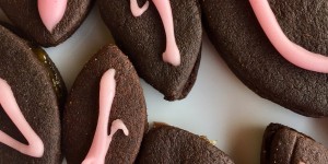 Beitragsbild des Blogbeitrags In der Weihnachtsbäckerei: Schokoladenkekse mit Kakao, gefüllt mit Marillenmarmelade und Punschguss 