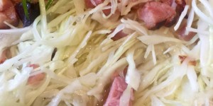 Beitragsbild des Blogbeitrags Köstlicher warmer Krautsalat mit Schinkenwürfeln 