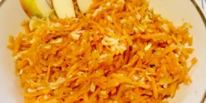 Beitragsbild des Blogbeitrags Salat aus Karotten, Sellerie und Apfel mit Apfelbalsam und Olivenöl