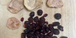 Beitragsbild des Blogbeitrags In der Weihnachtsbäckerei: Florentiner mit Feigen und Cranberries