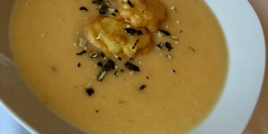 Beitragsbild des Blogbeitrags Wurzelcremesuppe mit Erdäpfeln, Kürbiskernen und gebackenen Gemüsetalern 